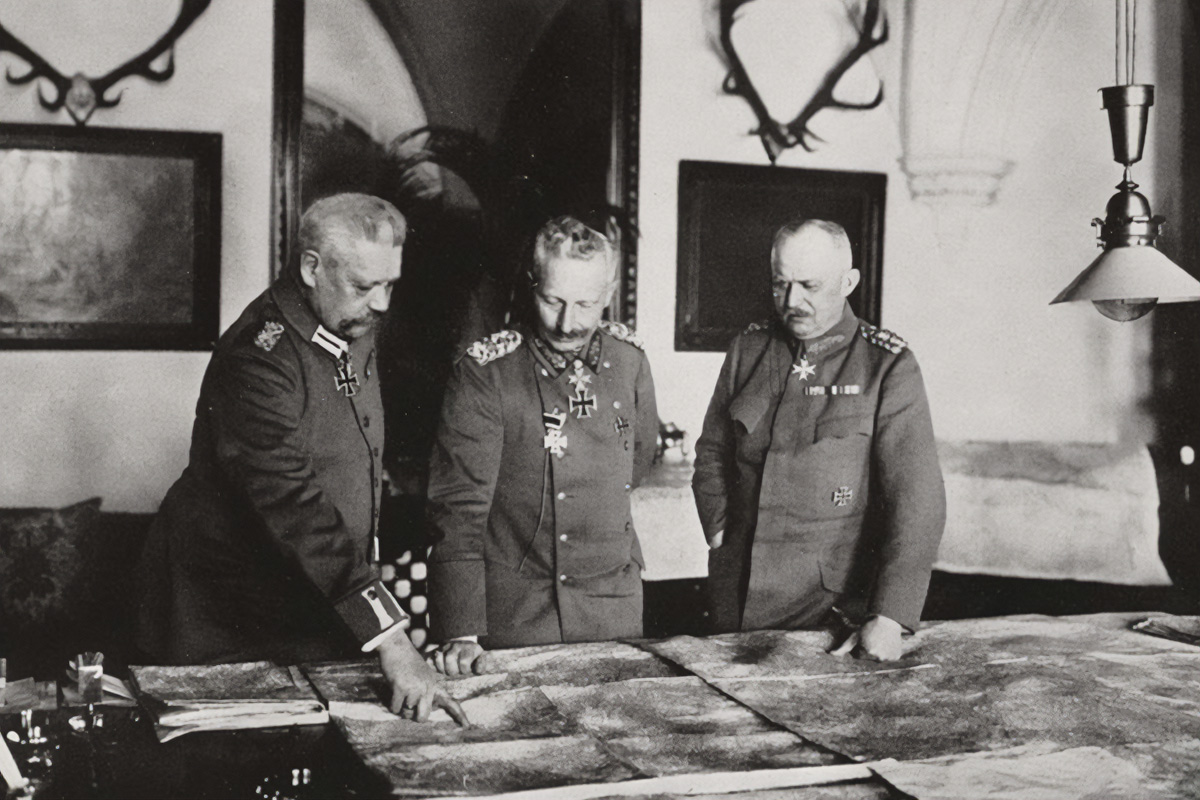 Keizer Wilhelm II met de generaals von Hindenburg en Ludendorff in het Grote Hoofdkwartier in Pless (het huidige Pszczyna in Polen) op 8 januari 1917.